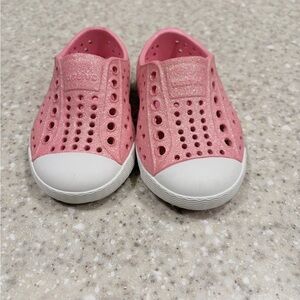 Natives• Baby Slip-On Shoes - Sparkly Pink & White